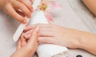 大学男生创业做美甲