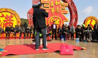 二人转正戏马前泼水